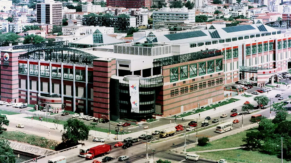 Vista aérea de empreendimento comercial: a complexidade estrutural por trás de projetos urbanos de grande escala