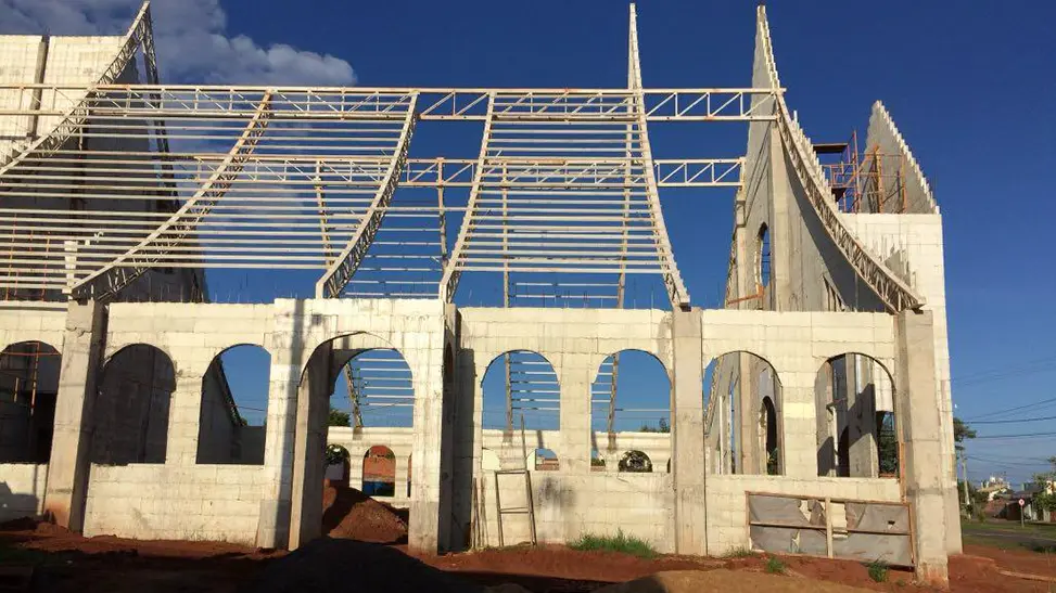 Estrutura em construção: arcos e geometria curva como exemplo de soluções para arquitetura ambiciosa