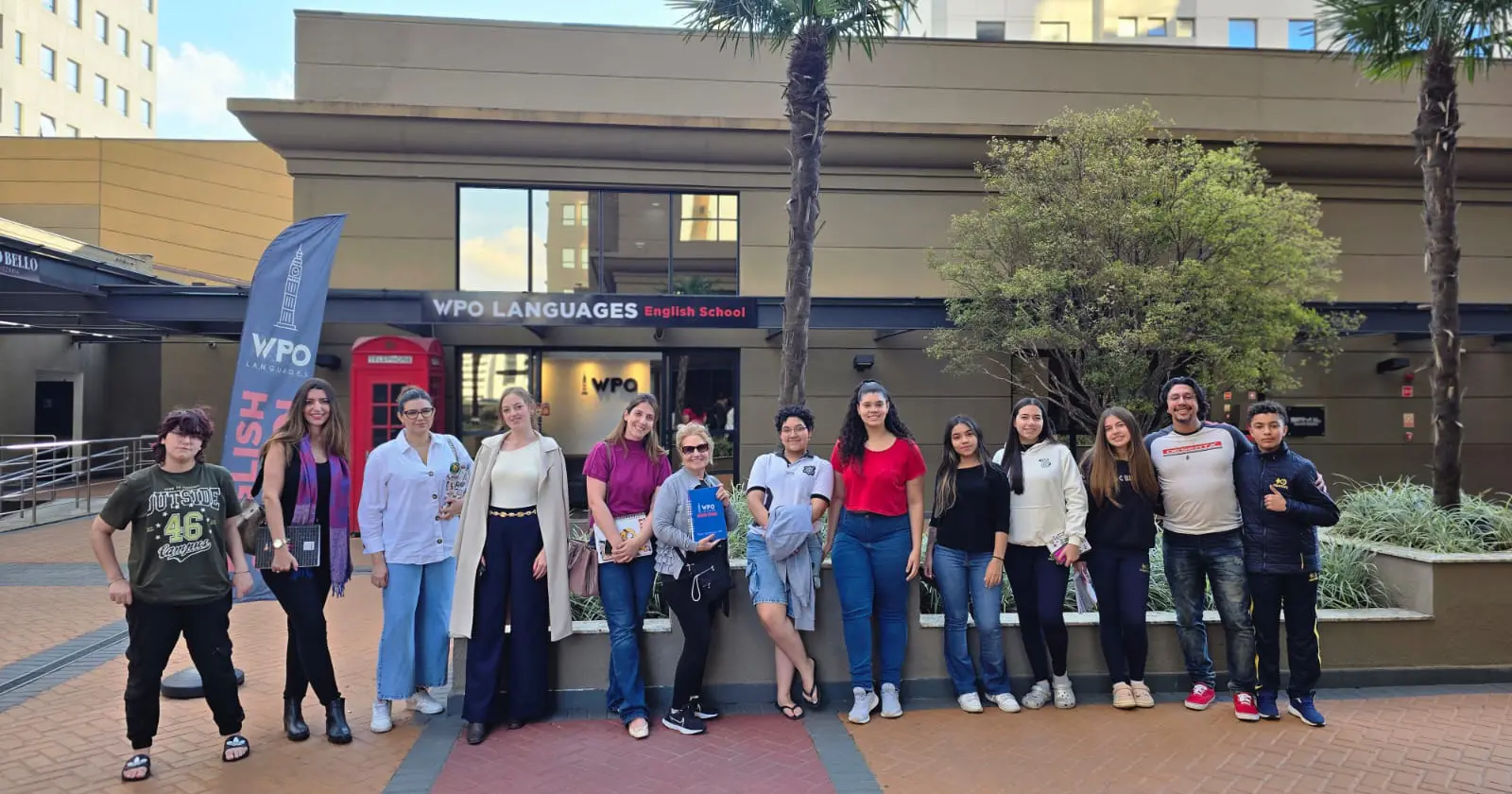Alunos em frente à WPO Languages: o ambiente que respeita o ritmo natural de aquisição da língua