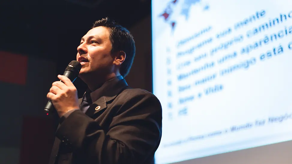 Alfredo Tanimoto em palestra: o líder por trás da expansão do BNI na Região Oeste de São Paulo
