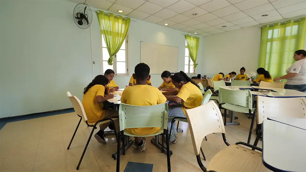 Alunos em sala de aula da Novas Trilhas: educação como ferramenta de transformação em Pirapora do Bom Jesus