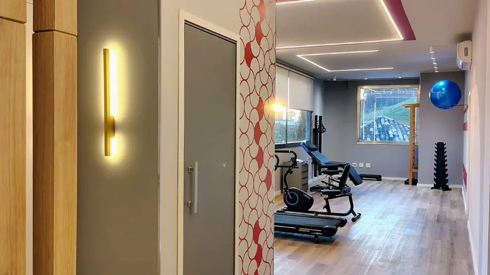 Sala de equipamentos do Instituto Trata: ambiente que integra fisioterapia, condicionamento e recuperação