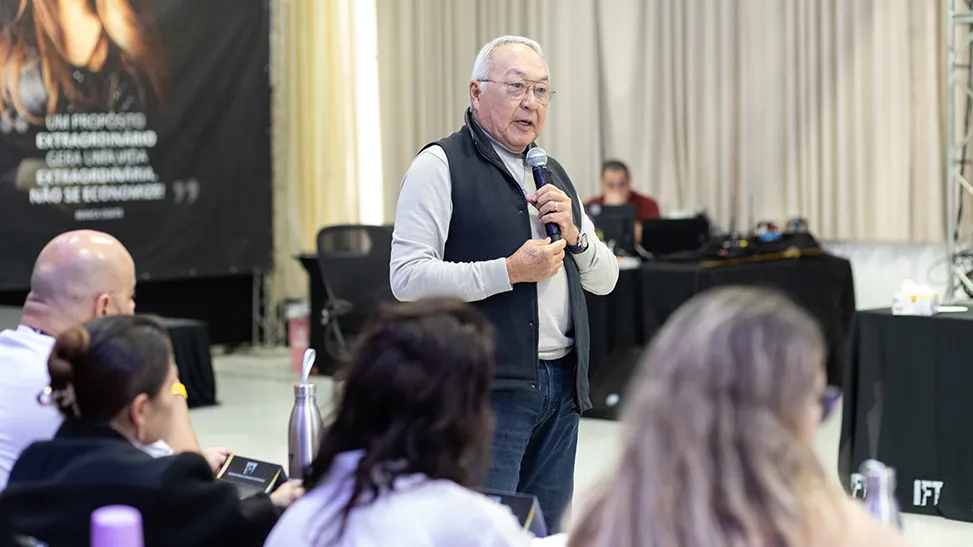 Massaru Ogata, aos 80 anos, continua formando treinadores com a mesma energia de sempre